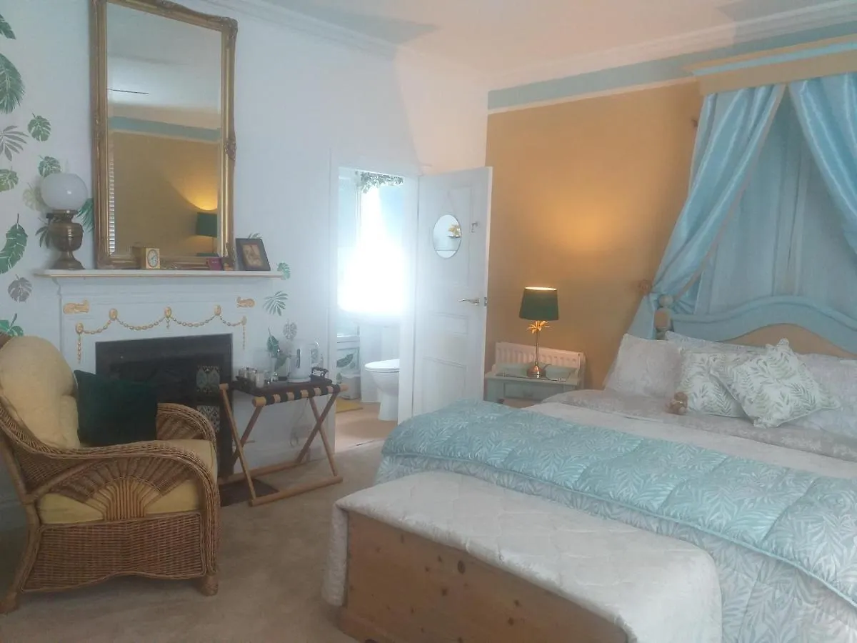 Jesmond House B&B Room3 Superking Ensuite Kingston upon Hull Bed & Breakfast